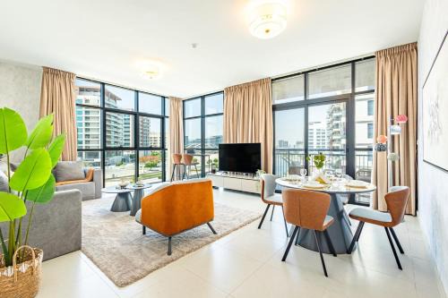 Al Raha Beach Apartment | Designer's Finishing - Rooftop Pools - Modern Oasis - Family Heaven - Full Canal Views - Sunset Raha Views - 2 min walk from Space42 Arena