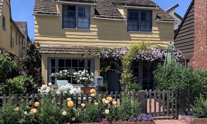 Balboa Island Cottage | Designer's Historic Cottage Steps to South Bayfront & Near Shops