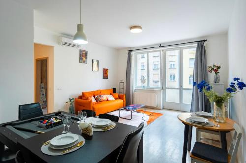 Orszagut Apartment | Designer Vintage Home near Castle District
