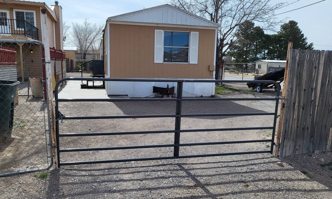 Truth or Consequences House | Destination Getaway Cozy King Master 2 br 2 ba sleeps 8 quiet area-Pet Friendly!