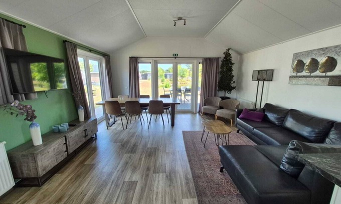 Rauw House | Detached 3 bedroom waterfront bungalow