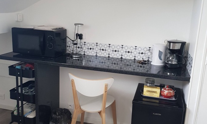 Beaute Baltard Apartment | Detached attic room in secure building near RER A station