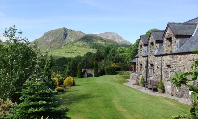 Dolgellau Cottage | Detached authentic Welsh cottage with magnificent views and large mature garden