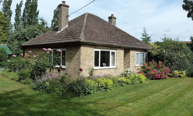 Sutterton House | Detached Bungalow In Large Lawned Garden With Old Orchard. Non-smoking Property