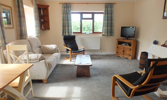 Cresselly House | Detached cottage in delightful rural setting.