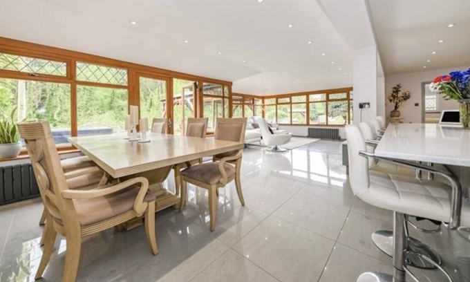 Waterlooville House | Detached Executive 5 bedroom Home 6 miles to Historic Portsmouth Sleeps 10.