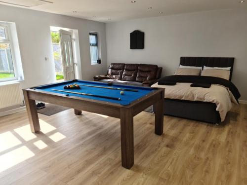 Chapeltown Apartment | Detached Flat in Leeds, Free WIFI and parking, Pool table, 75 inch tv, Netflix, Disney plus