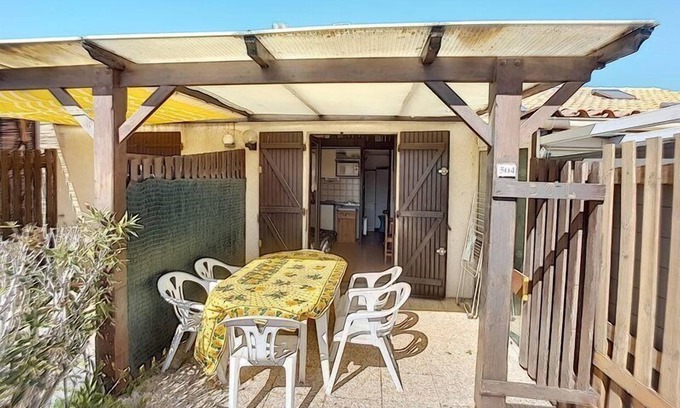 Saint-Pierre-la-Mer House | Detached house with terrace and small garden
