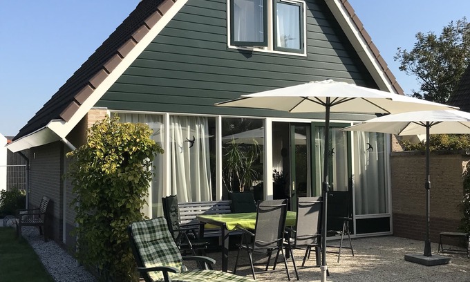 Sint Maarten House | Detached house in a holiday park with a fishing lake