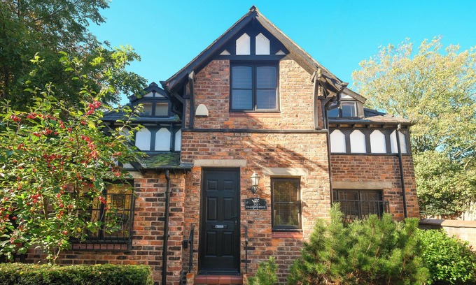 Manchester Cottage | Detached house in Whalley Range with gated parking, close to city centre