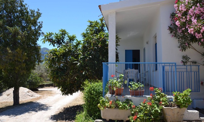 Dorgali House | detached house, surrounded by greenery overlooking the sea