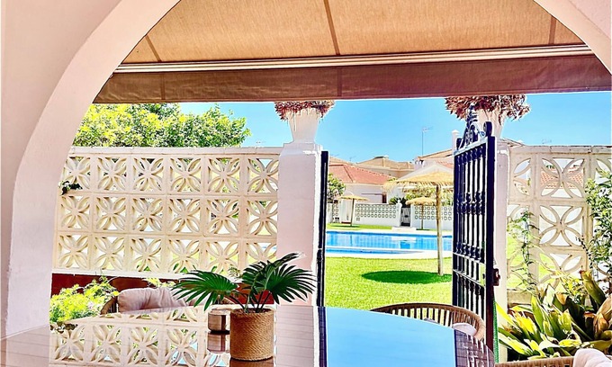 Torremolinos Villa | Detached house with pool, 200m. the beach, restaurants and shops