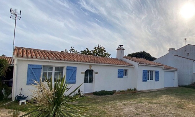 L'Epine House | Detached house with dishwasher, enclosed garden, near beach and center