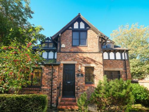 Manchester Villa | Detached House with Gated Parking in Whalley Range, Near Manchester City Centre