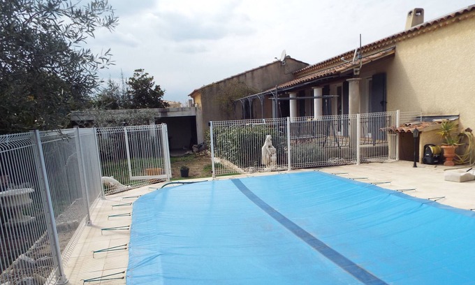Mallemort Villa | Detached house with swimming pool for 8 people in a housing estate