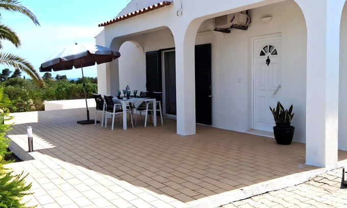 Lagoa e Carvoeiro Villa | Detached villa in the middle of nature with sea views. A 20-minute walk to the beach