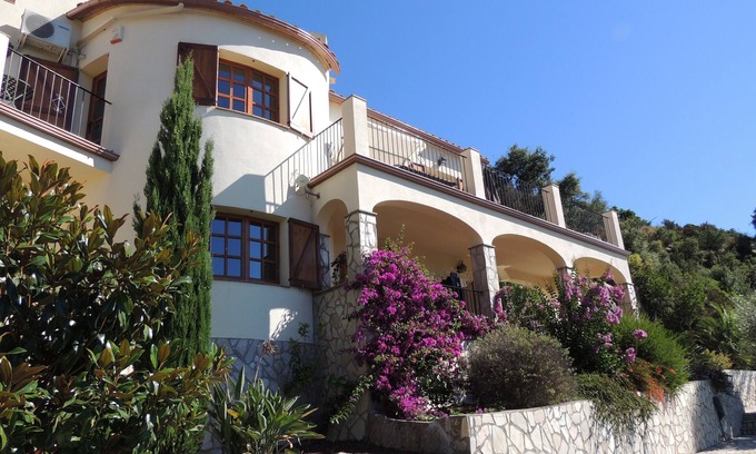 Calonge Villa | Detached Villa Sienna with mountain and sea views, garden, private pool + WiFi