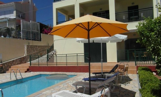 Ratzakli Villa | Detached Villa with Pool: Sleeps 6 to 10 people
