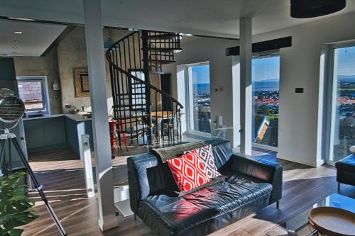 Penrhyn Bay House | Detached with Amazing Sea Views and Hot Tub