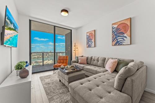 Downtown Miami Apartment | Devereaux Miami 2 Bedroom, 1 Bedroom, and Studio Condos with Balconies
