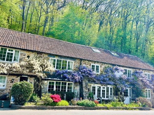 Oakfordbridge House | Devon 6-Bed Cottage with Country Views & Parking