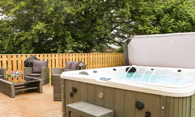 Bradworthy Cottage | DEVON HOUSE, family friendly, with hot tub in Bradworthy