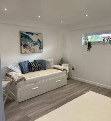 Preston Apartment | Devonshire - 1 Bedroom Apartment with Full Amenities
