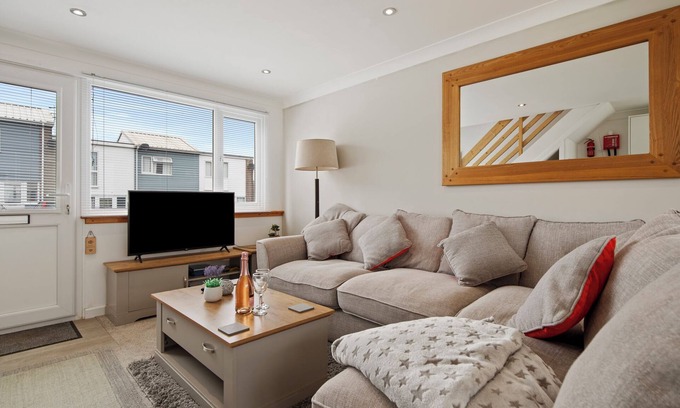 Pembroke Ski Chalet | Dewis Da - Short walk from beach, parking