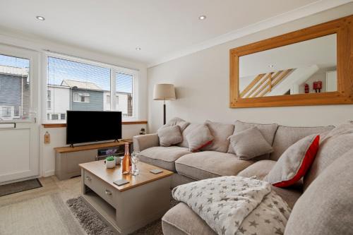 Pembroke Ski Chalet | Dewis Da - Short walk from beach parking