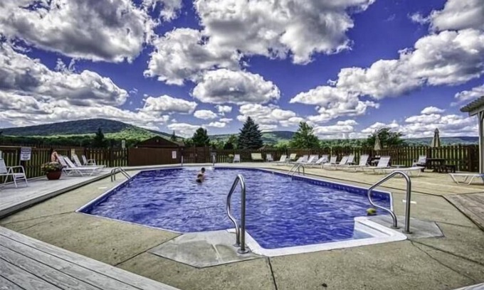 Davis Condo | DF109- Awesome Amenities! Pool!