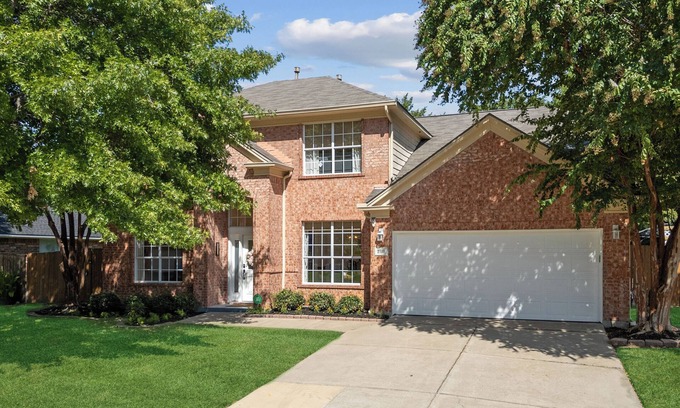 Grand Prairie House | DFW Escape: Pool, Hot Tub, Near AT&T Stadium, 20 mins to Dallas and Fort Worth
