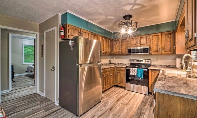 Albany Cottage | DHL Lake View Escape - 1 mi from Marina!