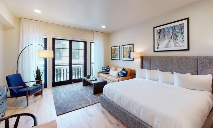 Tamarack Resort Apartment | Diamond Peak Village Studio Condo - Impeccable Condo|Pet Friendly|Juliette Balcony