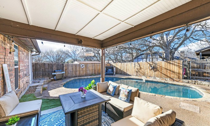 Watauga House | Diamond Waters near DFW & Stadium with Private Pool
