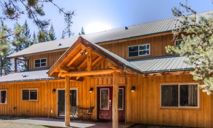 La Pine Cabin | DiamondStone Lodge 5 BR Vacation Rental, great for small groups