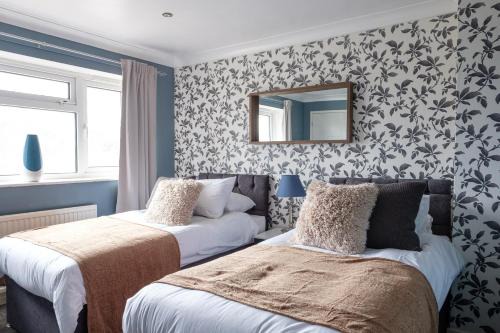 Crawley House | Dickens House- Modern & Elegant 3BR close to Gatwick