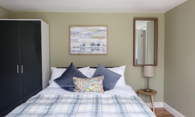 Crawley House | Dickens Suite- Cozy Suite 15min close to Gatwick