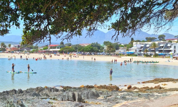 Gordons Bay Central House | Die Badhuis, Gordons Bay