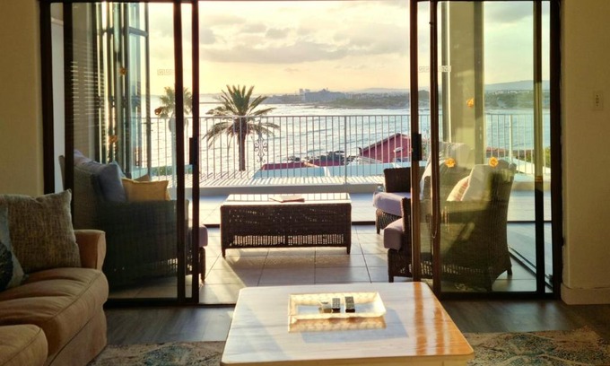 Gordons Bay Central House | 'Die Braaihuis'- sleeps 6, Large Veranda, Sea Views, Central and Fabulous!