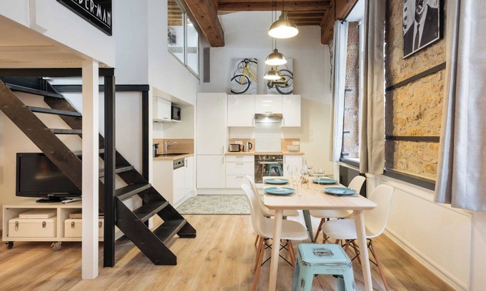 1st Arrondissement Apartment | Dify Bear & Hotel de Ville