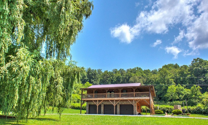Weaverville Cabin | Dillingham Dacha | Country Charm, Patio & Deck + Biltmore Pass
