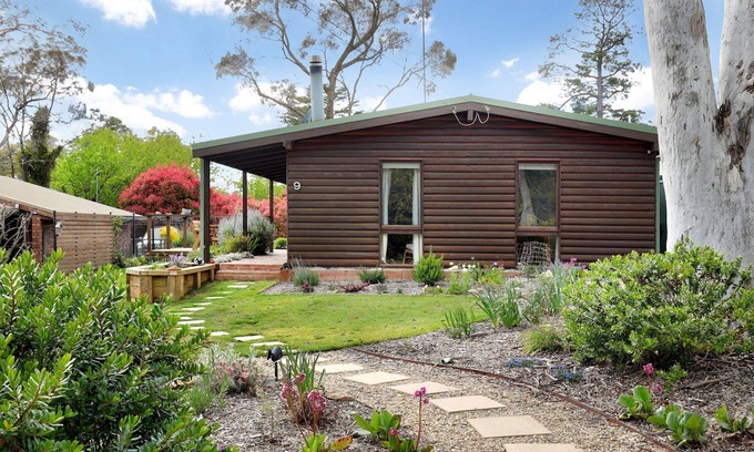 Mount Victoria House | Dillwynia | 2 bedroom home with Slow Combustion fireplace