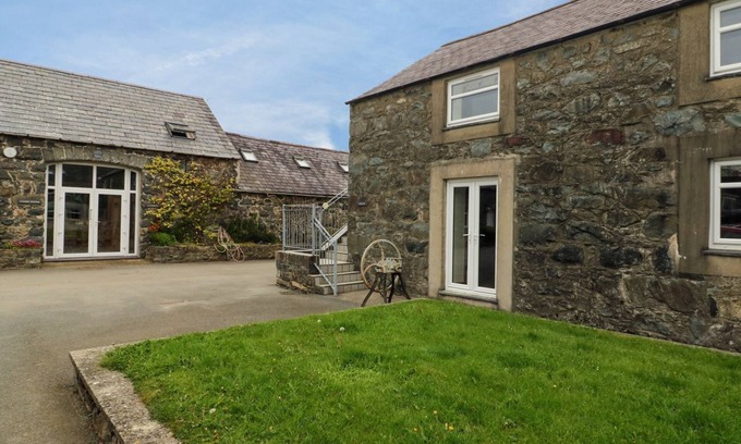 Rhyd-y-clafdy Cottage | DINAS, pet friendly, with pool in Pwllheli