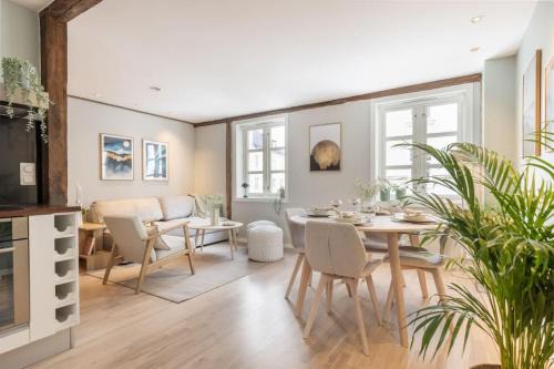 Bergenhus House | DINBNB Apartments l 600 m to Bryggen l 3-story house l New in 2023