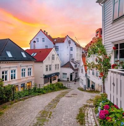 Bergen City Centre Apartment | Dinbnb Homes I Historical 1850 House