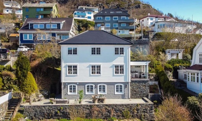 Bergenhus Villa | Dinbnb Homes I Luxury Villa with Hot Tub & Views