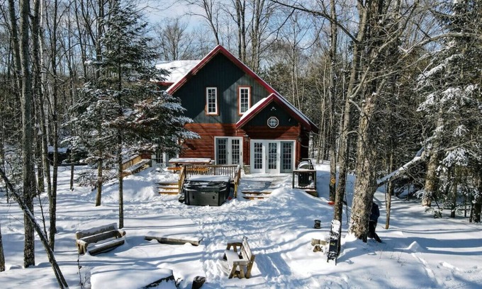 Eagle Lake Ski Chalet | "Dingle Run Lodge" at Sir Sam's (hot tub/sauna)