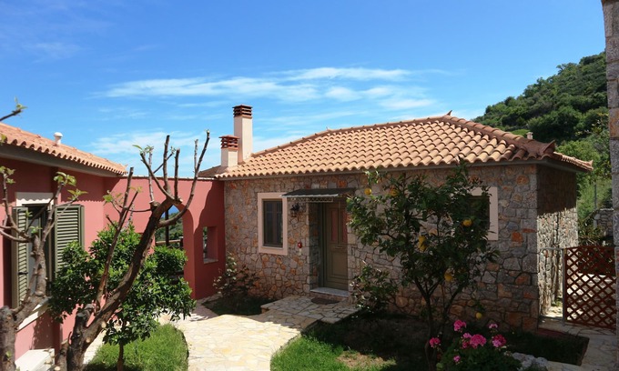 Livadi Villa | DIO GUESTHOUSES - VILLA VIGLA 3 B/R VILLA WITH PRIVATE GARDEN AND SWIMMING POOL