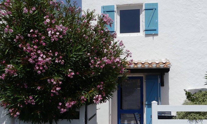 La Gueriniere House | Direct access to the sea! 3-minute walk to the beach.