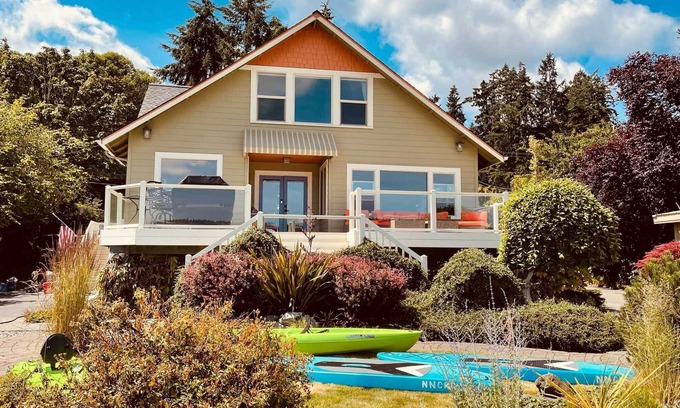 Bremerton House | Direct Beach Access: Getaway on Port Orchard!